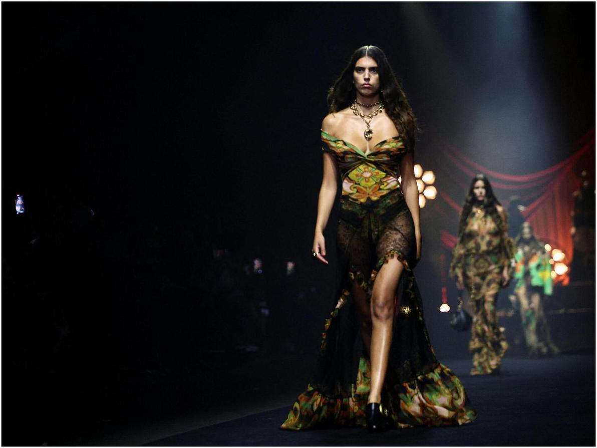 סאן מזרחי בתצוגת אביב-קיץ 2026 של אטרו