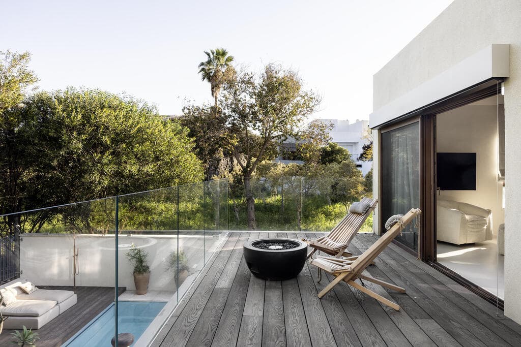 המרפסת של בני הזוג, עם מקום למדורה (צילום: איתי בנית) בית בתכנון האדריכלית איילת פרי שרון