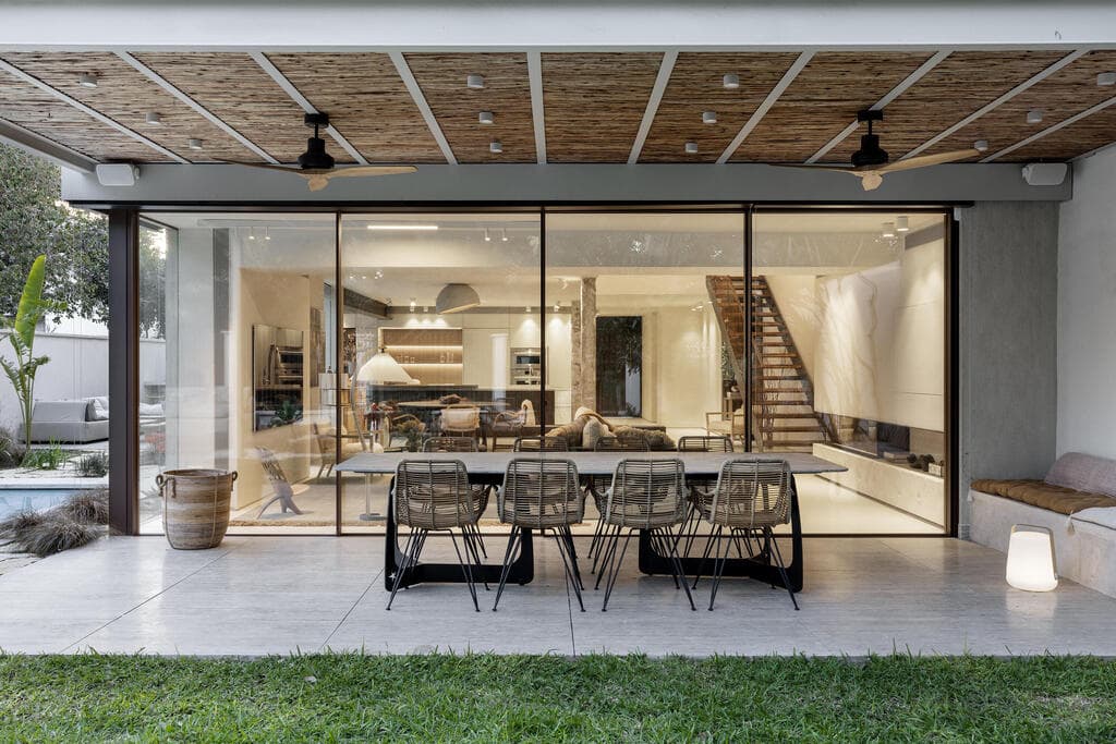 בחוץ יש שלוש פינות ישיבה (צילום: איתי בנית) בית בתכנון האדריכלית איילת פרי שרון