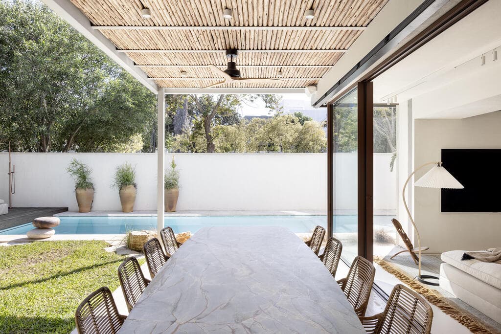 הפרגולה מחופה בסנדות לאווירת הריזורט המושלמת (צילום: איתי בנית) בית בתכנון האדריכלית איילת פרי שרון