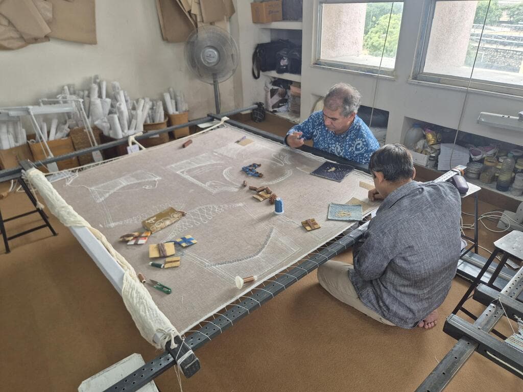 רוקמים בסטודיו של Hemji (צילום: איתי יעקב) רוקמים בסטודיו של Hemji