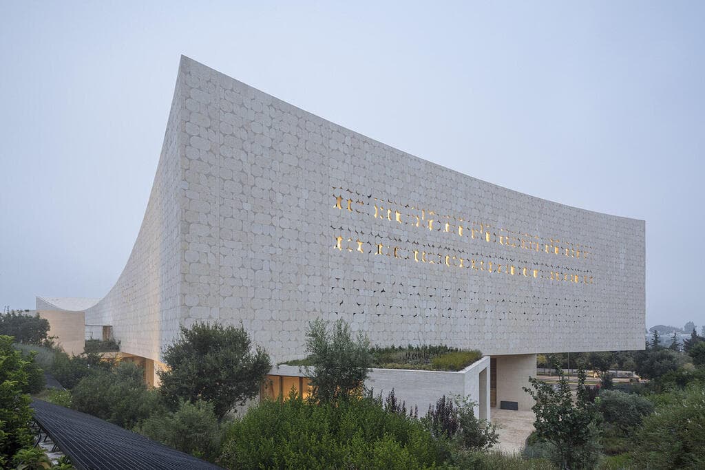 הספרייה הלאומית. Architects Herzog and de Meuron. Executive Architect Mann-Shina