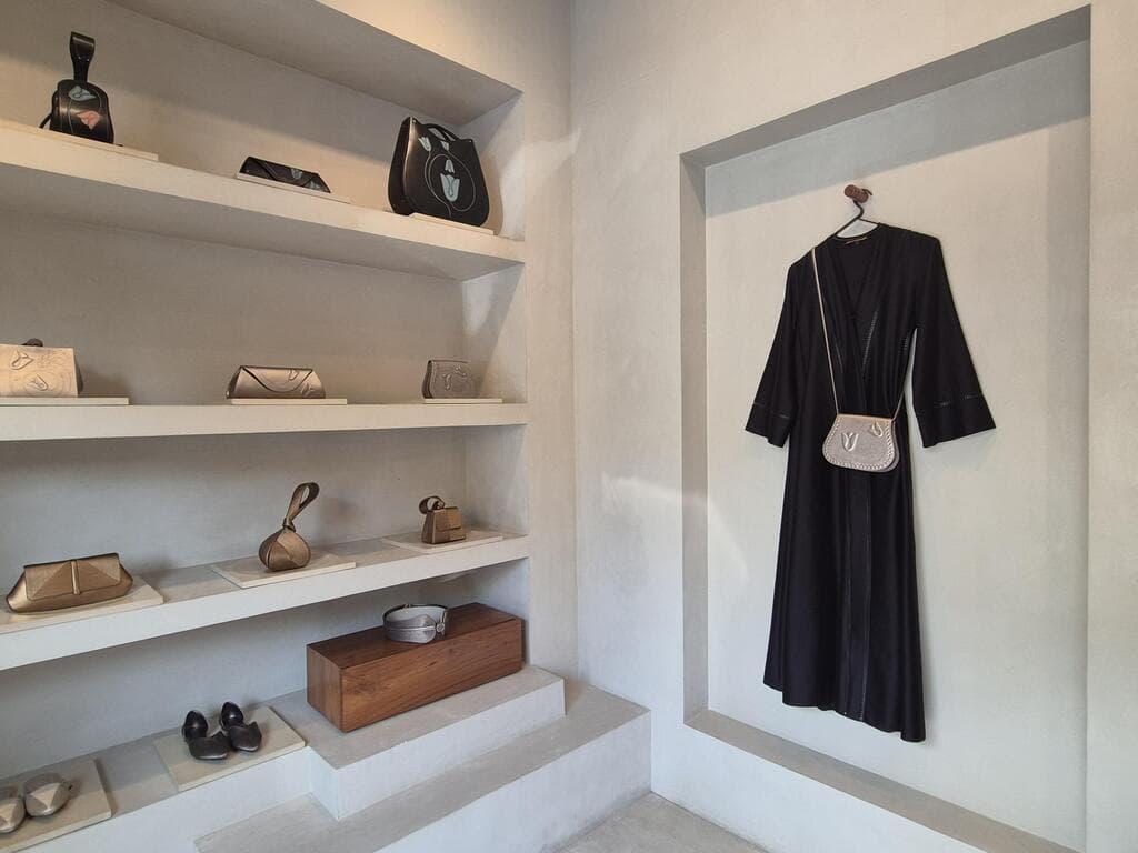 לא רק שרוואלים. בוטיק אופנה לנשים בדלהי עם סגנון יפני מינימליסטי (צילום: איתי יעקב) בוטיק בהודו