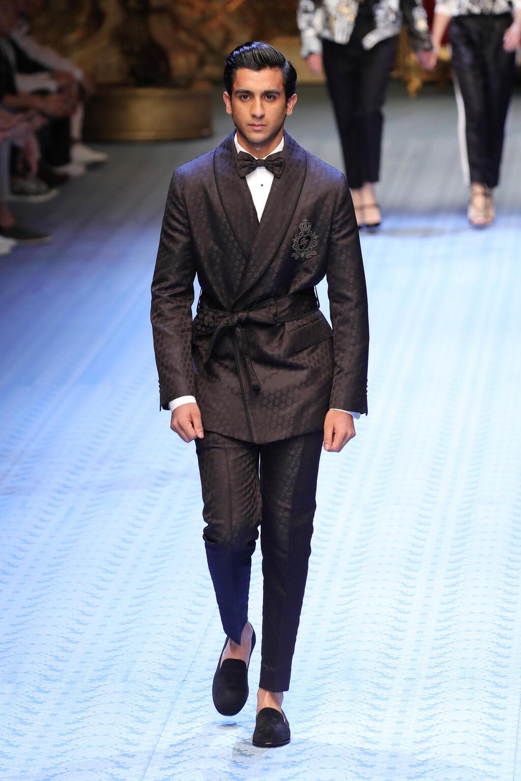 המהרג'ה הצעיר פדמנאב סינג מדגמן בתצוגת אביב-קיץ 2019 של דולצ'ה אנד גבאנה (צילום: Andreas Rentz/Getty Images) המהרג'ה הצעיר פדמנאב סינג מדגמן בתצוגת אביב-קיץ 2019 של דולצ'ה אנד גבאנה