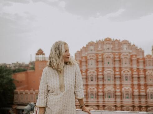 "אנשים שואלים אותי: 'מה, לא בא לך להתקדם הלאה?' ואני עונה – לא, אני רוצה להישאר בהודו". חיה אלפסי בארמון הרוחות "אנשים שואלים אותי: 'מה, לא בא לך להתקדם הלאה?' ואני עונה – לא, אני רוצה להישאר בהודו". חיה אלפסי בארמון הרוחות