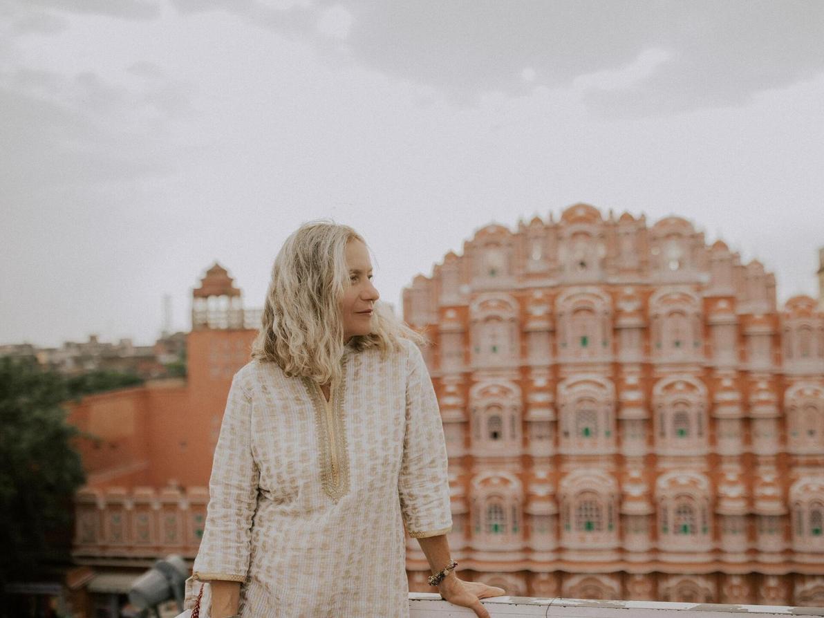 "אנשים שואלים אותי: 'מה, לא בא לך להתקדם הלאה?' ואני עונה – לא, אני רוצה להישאר בהודו". חיה אלפסי בארמון הרוחות (צילום: חן לוי) חיה אלפסי בארמון הרוחות בהודו