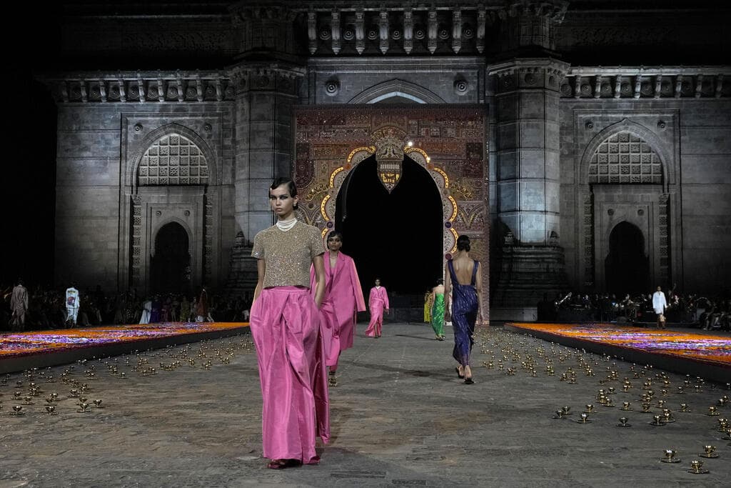תצוגת אופנה של דיור במומבאי, 2023 (צילום: AP Photo/Rafiq Maqbool) תצוגת אופנה של דיור במומבאי, 2023