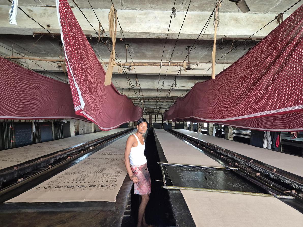 מפעל הדפסה ידנית בג'איפור (צילום: איתי יעקב) מפעל צביעת בדים בהודו