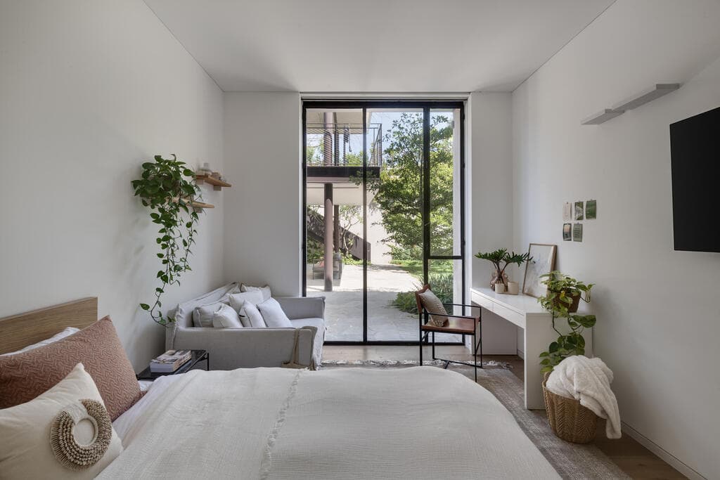 אחד מחדרי הילדים בקומה התחתונה (צילום: עודד סמדר) בית במושב במרכז, תכנון: סמט אדריכלים