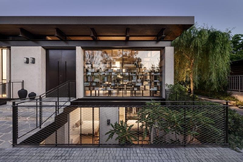 מכל חלל בבית נשקף הנוף (צילום: עודד סמדר) בית במושב במרכז, תכנון: סמט אדריכלים