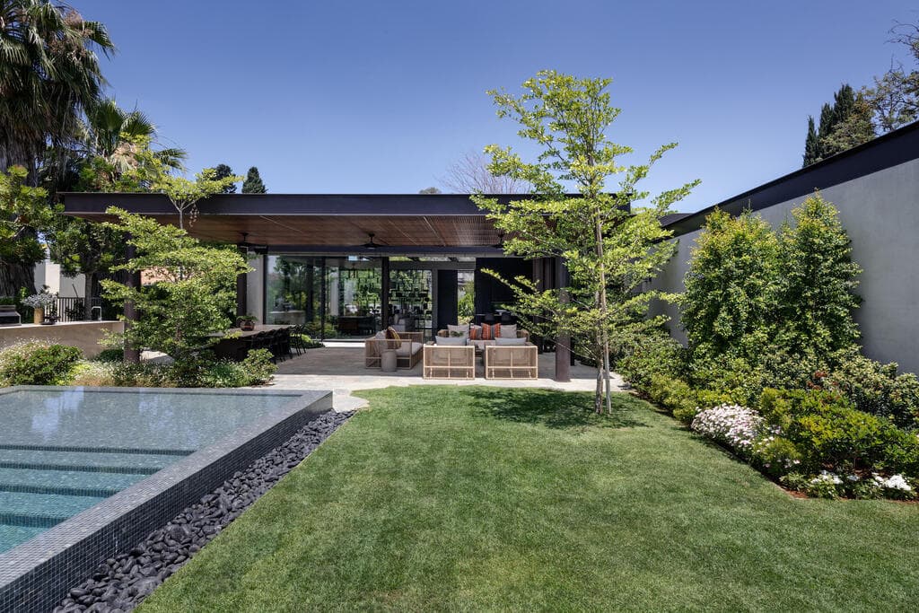 החצר האחורית מהווה המשך לחללים הפנימיים (צילום: עודד סמדר) מטבחים של אגר