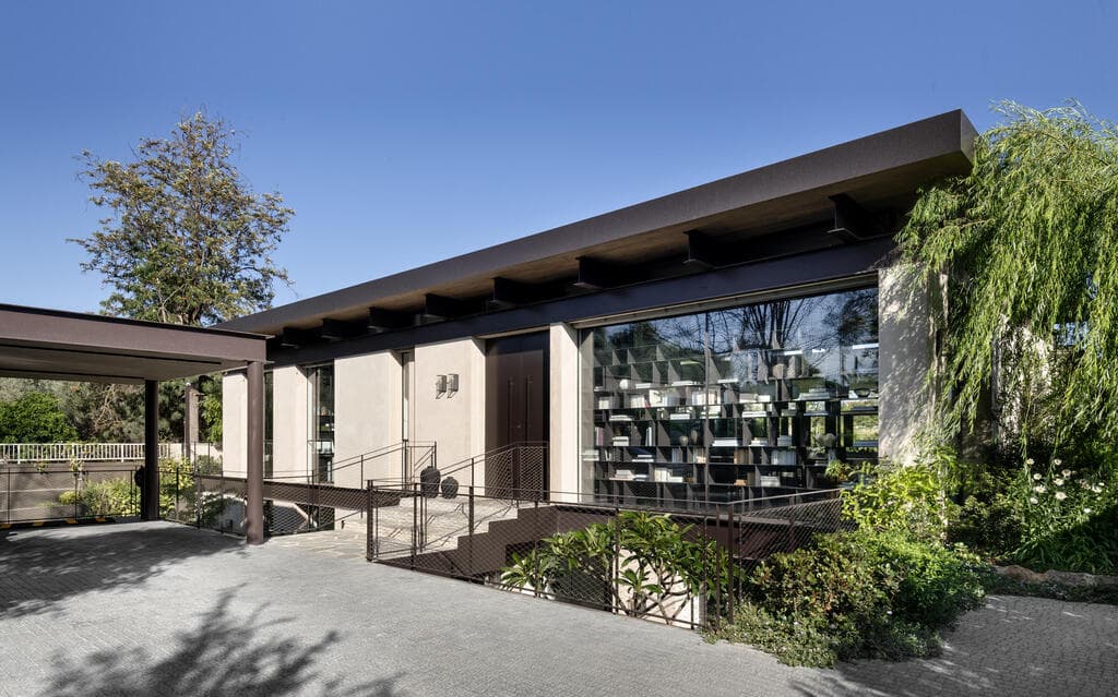 אל הבית נכנסים מהקומה העליונה - קומת חיי המשפחה (צילום: עודד סמדר) בית במושב במרכז, תכנון: סמט אדריכלים