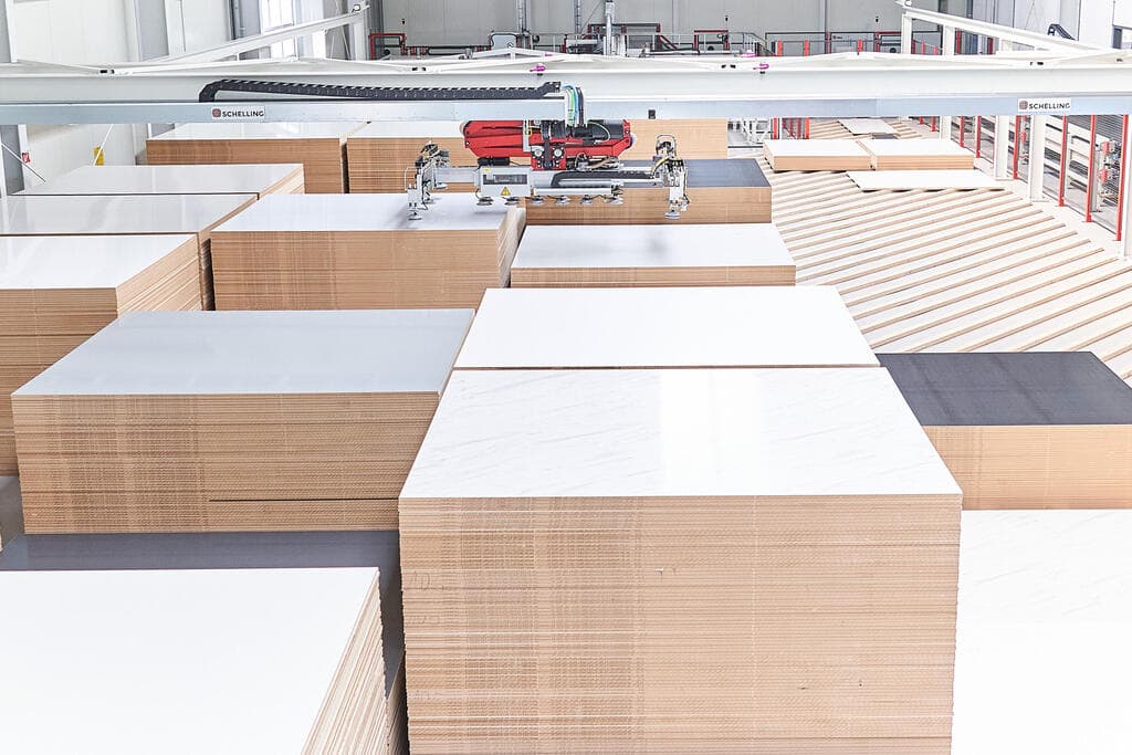 משטחי סיבית ירוקה - החומר המוביל באירופה, גם במטבחי יוקרה (צילום באדיבות Egger) מטבחים של אגר