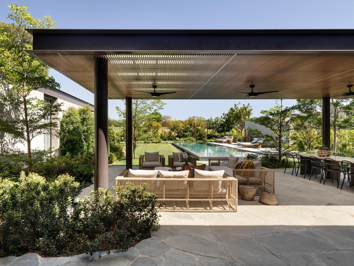 450 מ"ר. כל האלמנטים מברזל – מחיפויים ועד פרזול – נצבעו בגוון חום כהה שמדמה שוקולד (צילום: עודד סמדר) בית במושב במרכז, תכנון: סמט אדריכלים