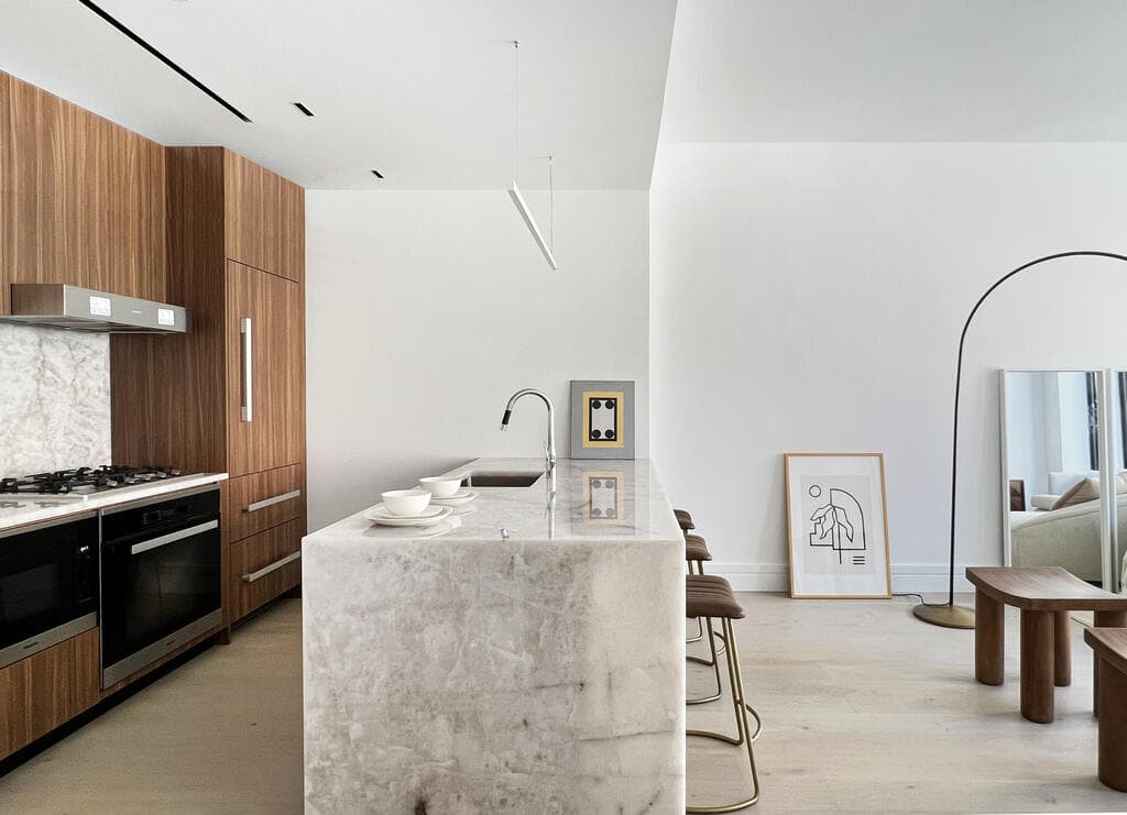 שילוב עץ כהה עם אבן בהירה. עיצוב ותכנון: ניצן הורוביץ ודורית סלע (צילום: ניצן הורוביץ ודורית סלע) עיצוב ותכנון: ניצן הורוביץ ודורית סלע