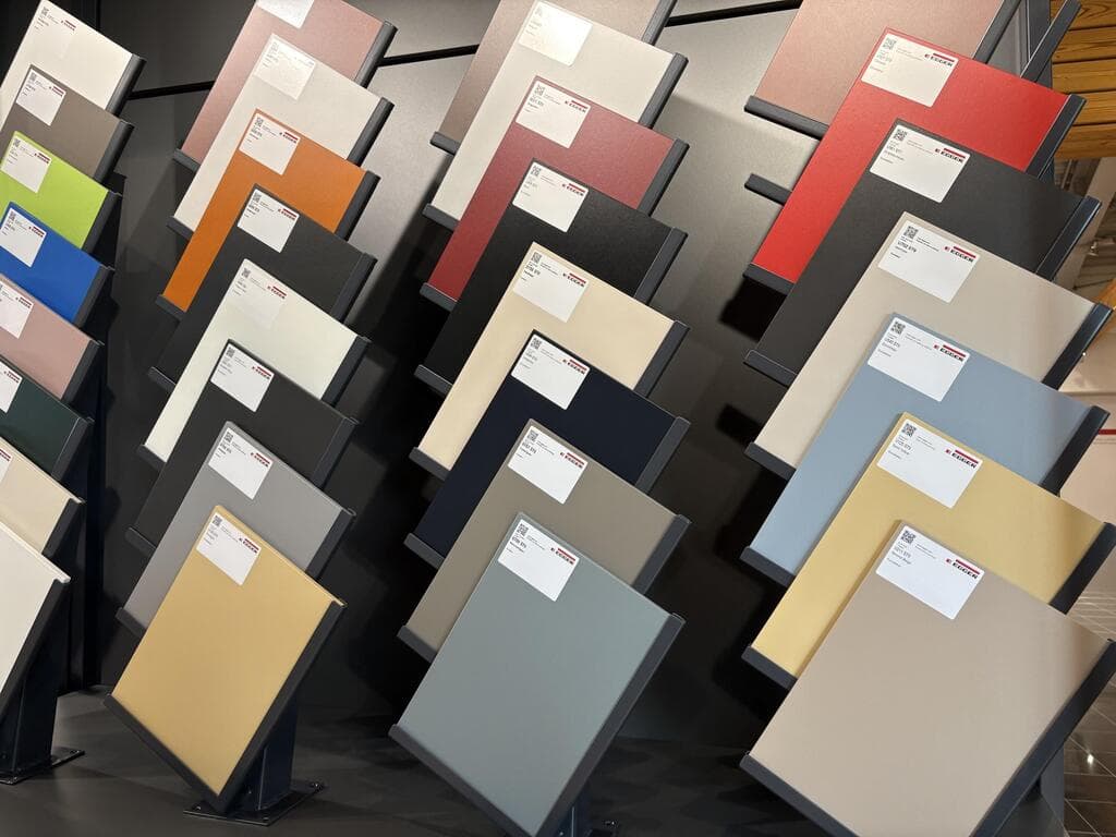 צבעוניות מעושנת וגוני פסטל (צילום: יוליה פריליק-ניב) ביקור במפעל אגר באוסטריה