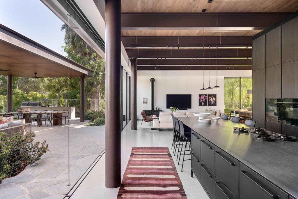 המטבח הכהה נושק לחוץ (צילום: עודד סמדר) מטבחים של אגר