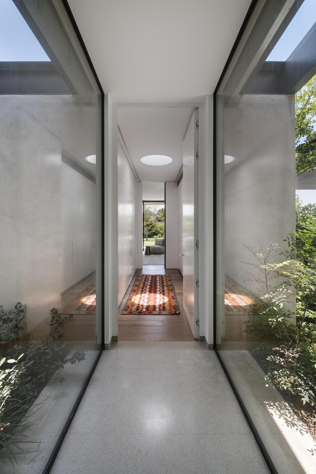 בזכות התכנון חודר אור גם לקומה התחתונה (צילום: עודד סמדר) מטבחים של אגר