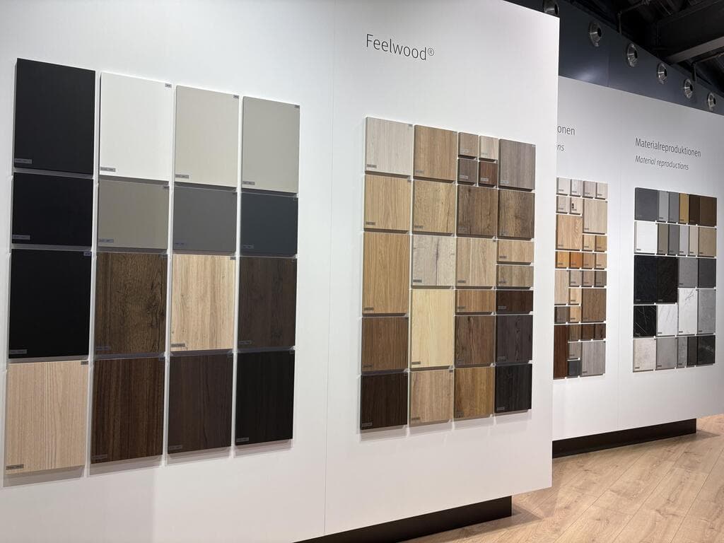 הצבעוניות נוטה לכהה יותר: חום שוקולד, מוקה, אגוז. ביקור במפעל אגר באוסטריה (צילום: יוליה פריליק-ניב) ביקור במפעל אגר באוסטריה