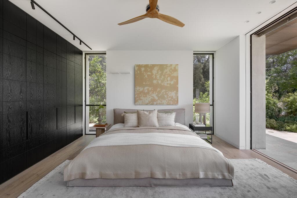 חדר השינה הזוגי, מנותק לגמרי מאזור הילדים (צילום: עודד סמדר) מטבחים של אגר