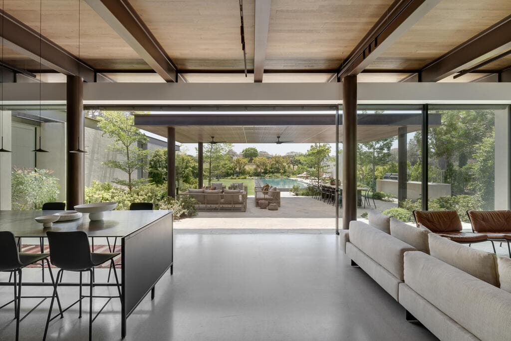 מבט מהפנים אל החוץ (צילום: עודד סמדר) בית במושב במרכז, תכנון: סמט אדריכלים