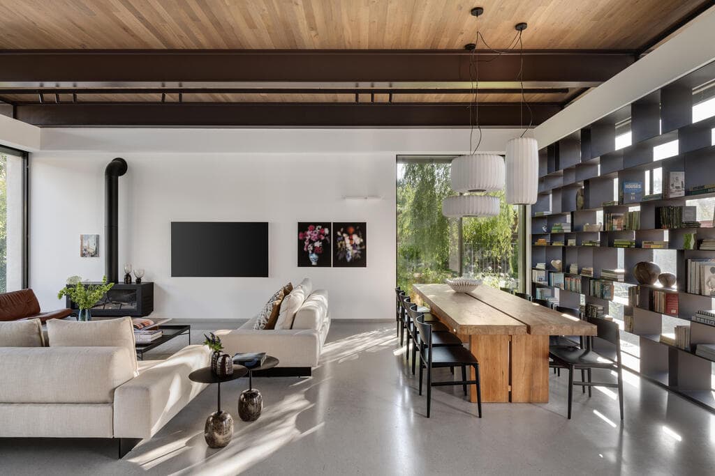 הספרייה הגדולה שבחזית הבית, המשמשת גם כאלמנט עיצובי וגם כמעין משרבייה (צילום: עודד סמדר) מטבחים של אגר