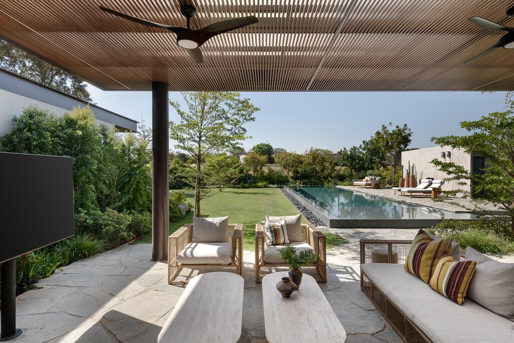 פרגולה מנותקת לצל בחצר ולחדירה אור לבית (צילום: עודד סמדר) מטבחים של אגר