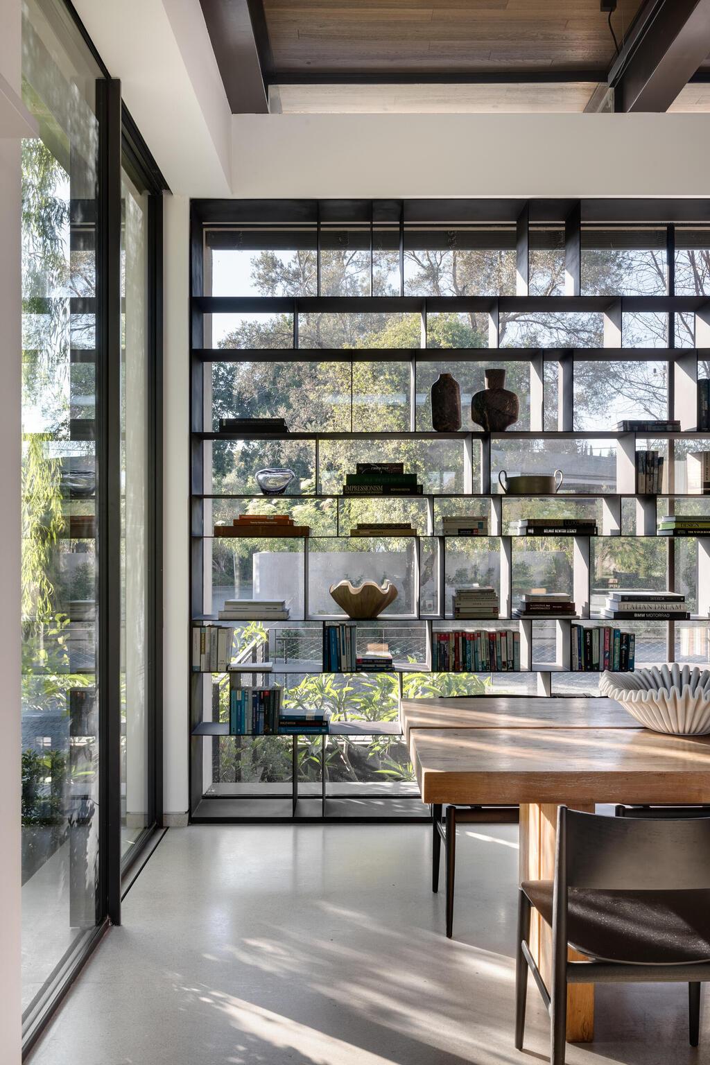 חלק ניכר מהקירות הם למעשה חלונות (צילום: עודד סמדר) בית במושב במרכז, תכנון: סמט אדריכלים