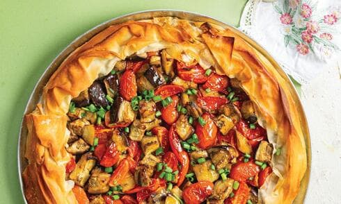 מאפה פילו יווני עם עגבניות וחצילים