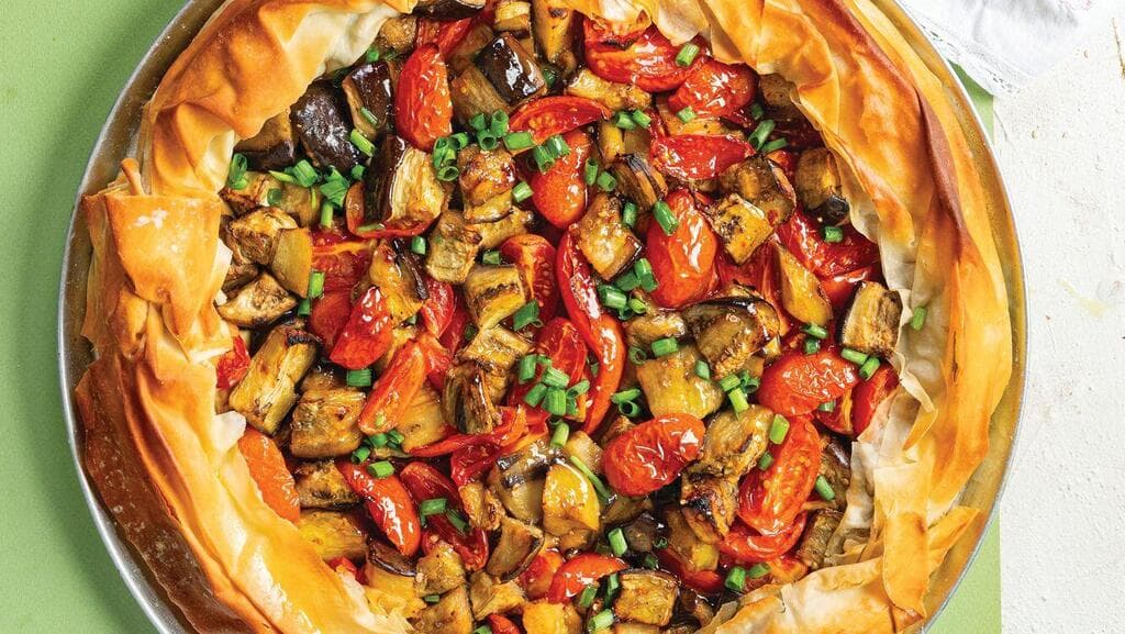 מאפה פילו יווני עם עגבניות וחצילים