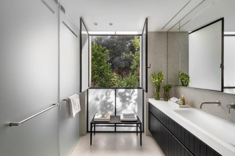 פונה לצמרות העצים. חדר רחצה בקומת ההורים (צילום: עודד סמדר) בית במושב במרכז, תכנון: סמט אדריכלים