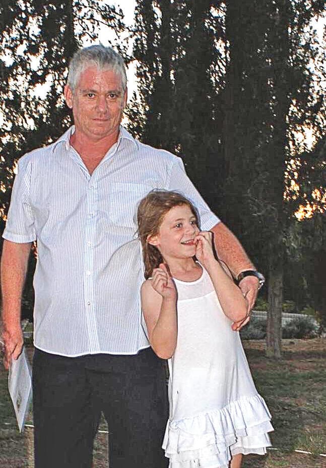 נוגה וייס עם אביה בילדותה