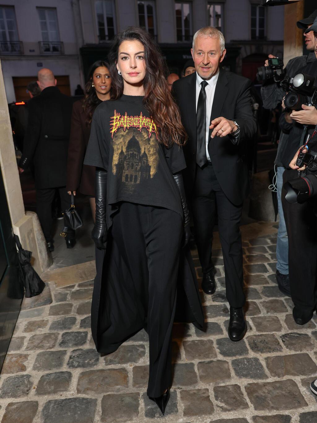 אן הת'אוויי בתצוגת אביב-קיץ 2026 של בלנסיאגה בשבוע האופנה בפריז