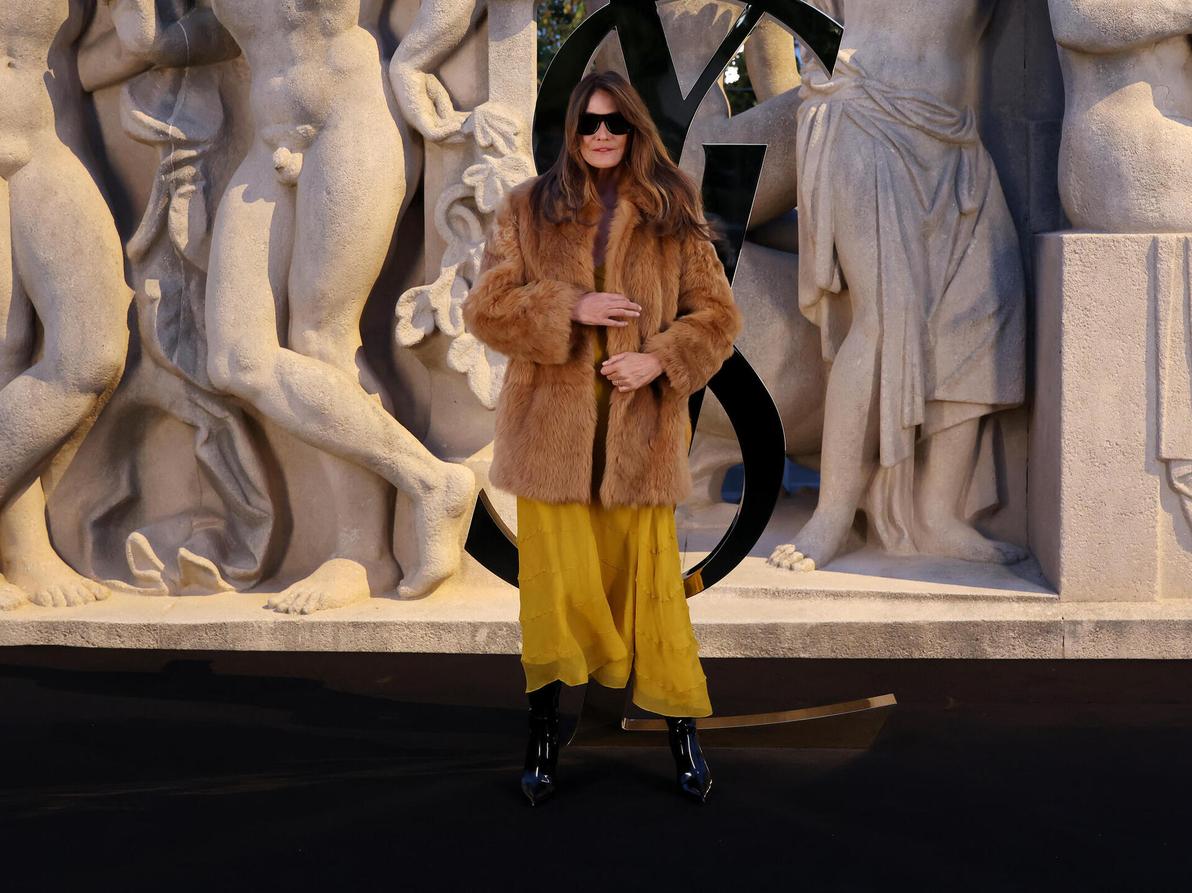 קרלה ברוני בתצוגת אביב-קיץ 2026 של סן לורן בשבוע האופנה בפריז