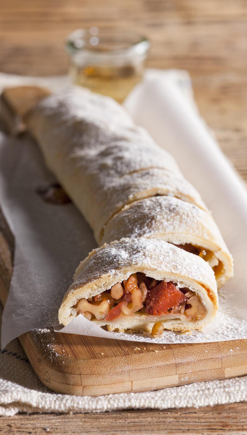 שטרודל חבושים ואגוזים (צילום: דני לרנר, סגנון: פסי ברניצקי) שטרודל חבושים ואגוזים