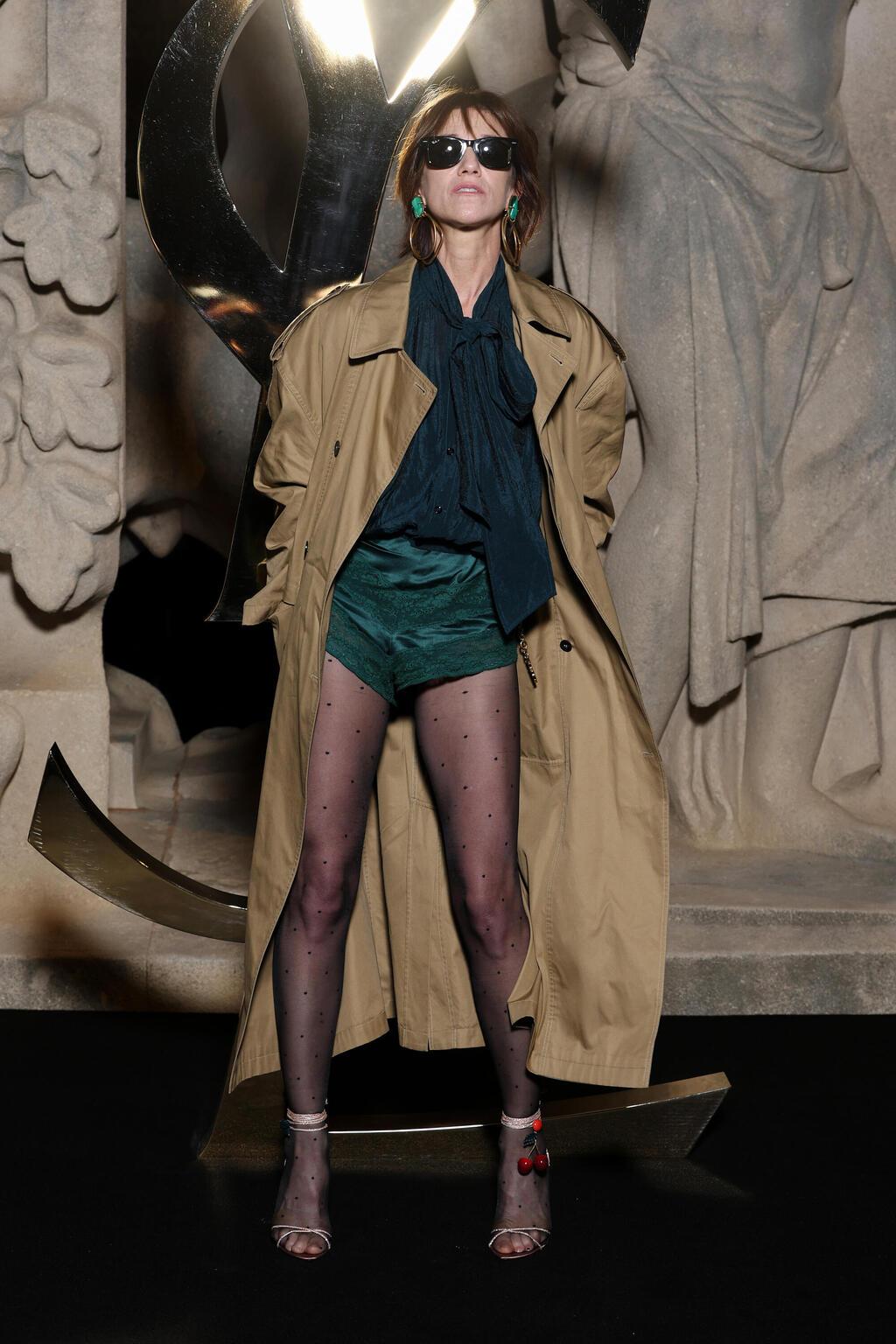 שרלוט גינסבורג בתצוגת אביב-קיץ 2026 של סן לורן בשבוע האופנה בפריז
