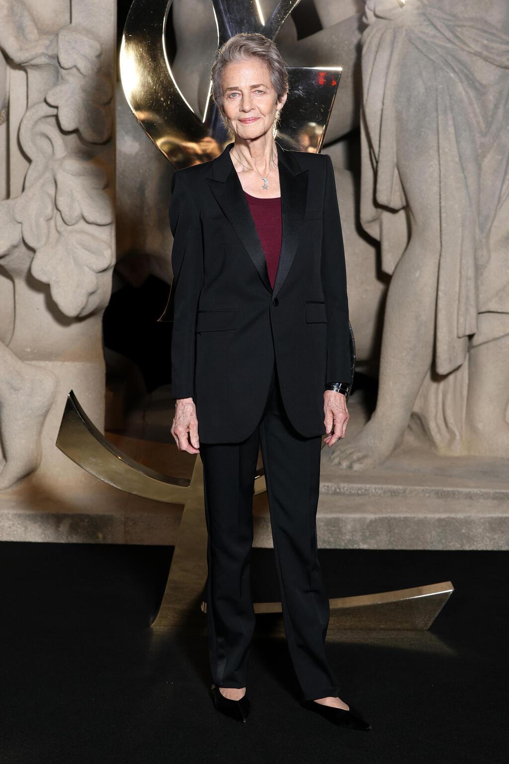 שרלוט רמפלינג בתצוגת אביב-קיץ 2026 של סן לורן בשבוע האופנה בפריז