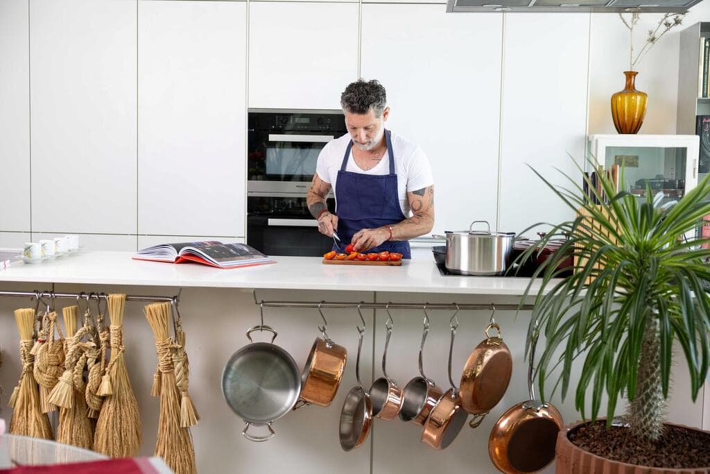 השף אסף גרניט בדירתו