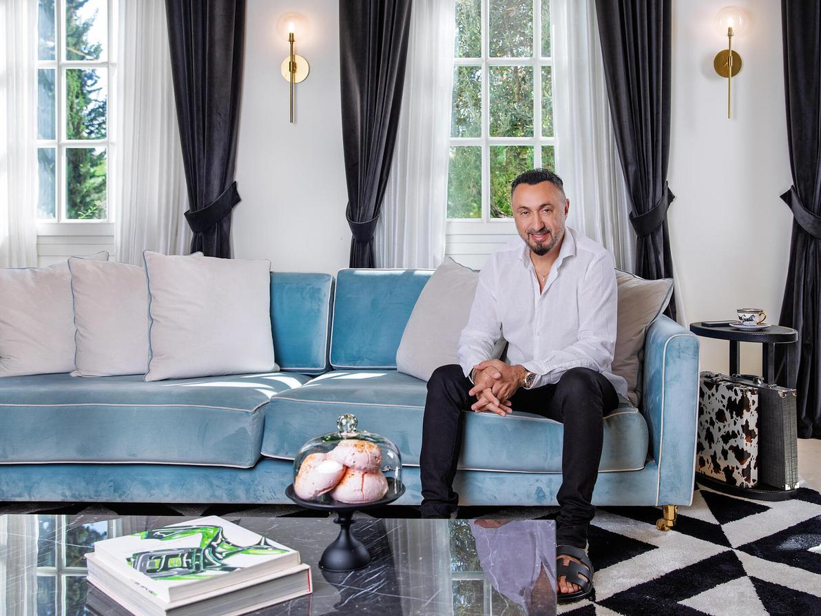 רוני אינסאז בביתו