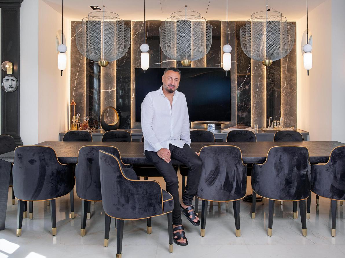 רוני אינסאז בביתו