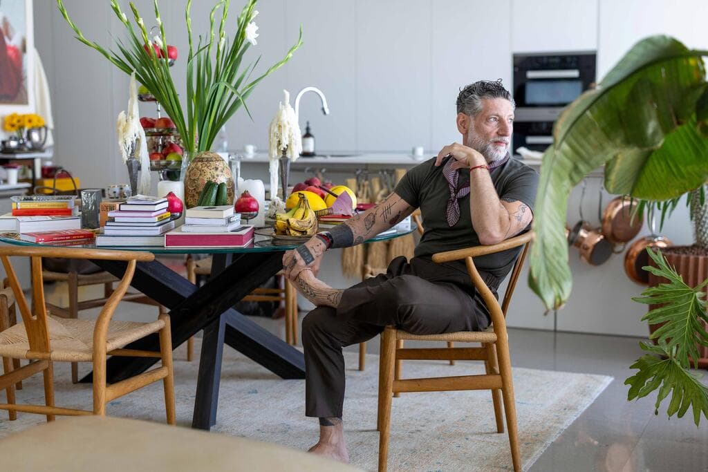 השף אסף גרניט בדירתו