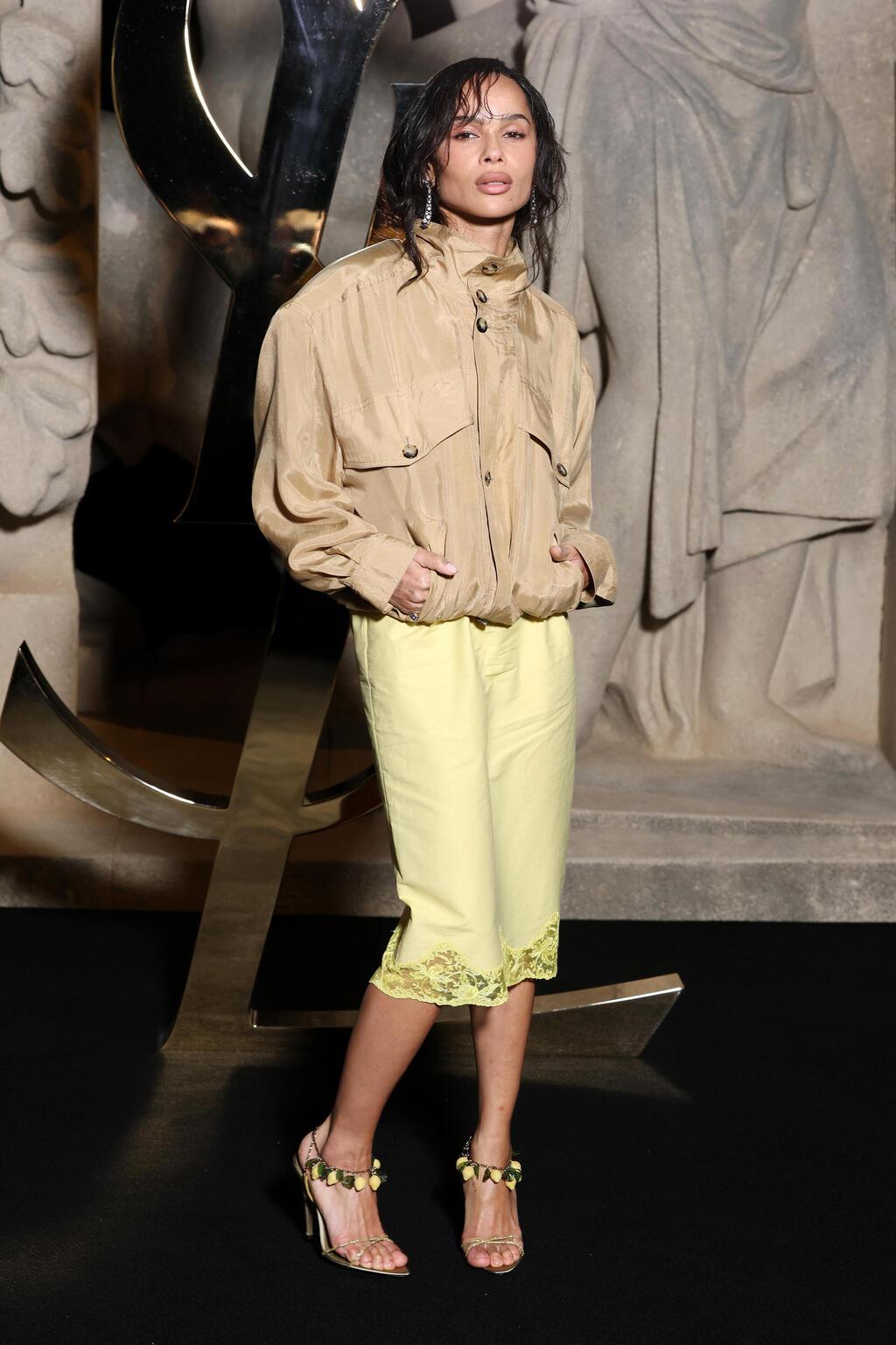 זואי קרביץ בתצוגת אביב-קיץ 2026 של סן לורן בשבוע האופנה בפריז