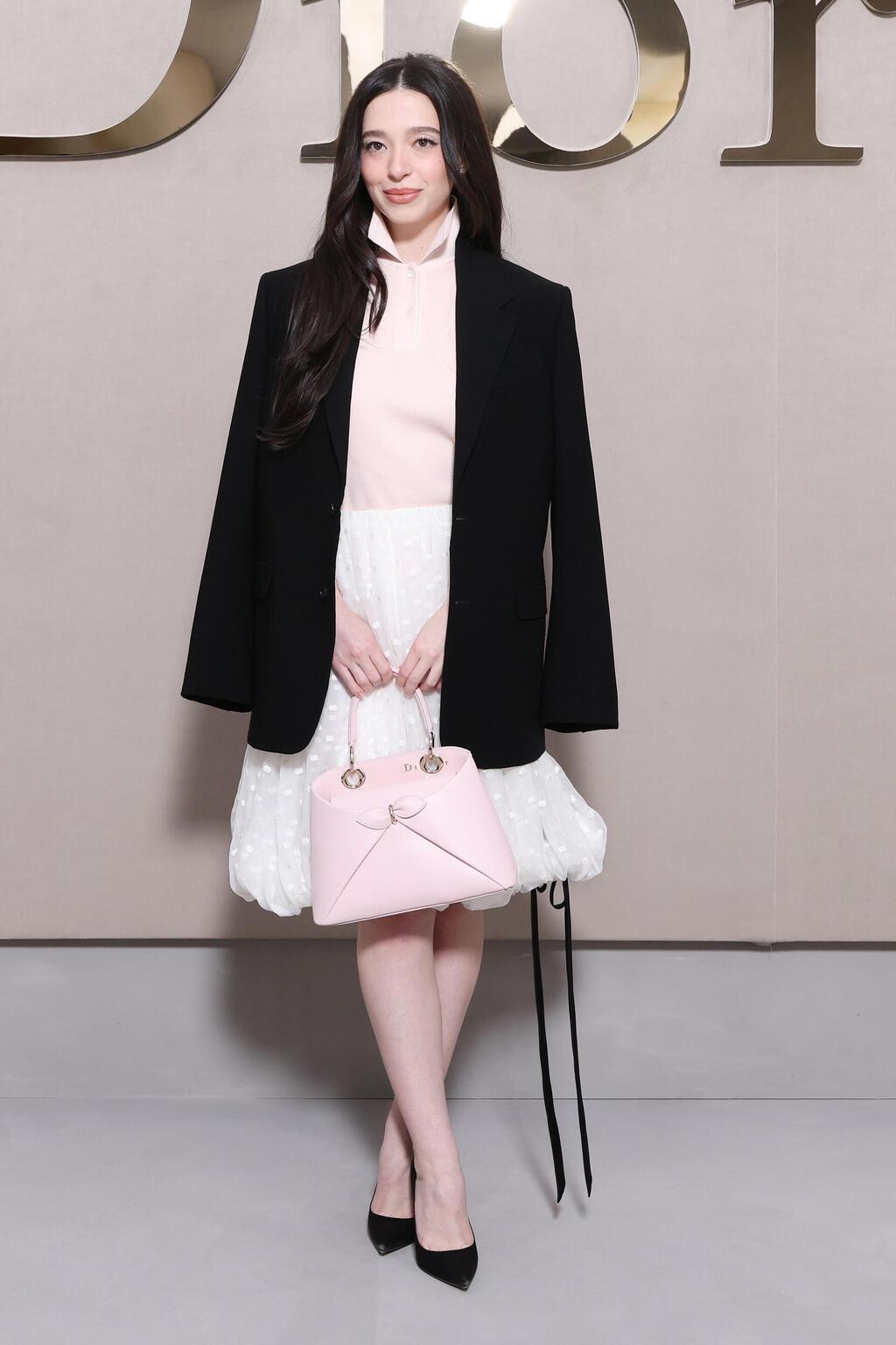 מייקי מדיסון בתצוגת אביב-קיץ 2026 של דיור בשבוע האופנה בפריז