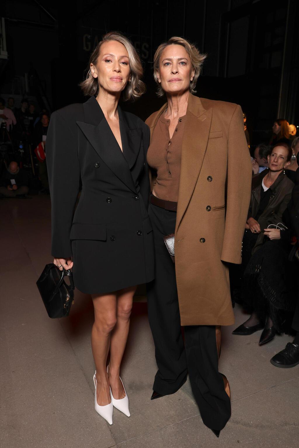 רובין רייט ודילן פן בתצוגת אביב-קיץ 2026 של סטלה מקרטני בשבוע האופנה בפריז