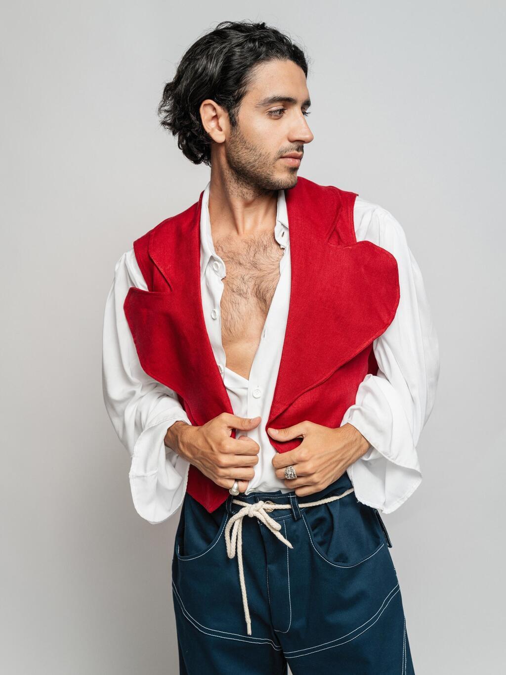 תמיר גרינברג בעיצוב של דקל פלג