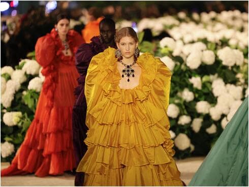 קבוצות צבע חזקות, מעילים ושמלות ערב סימנו את התצוגה של סן לורן כמפגן כוח מרהיב