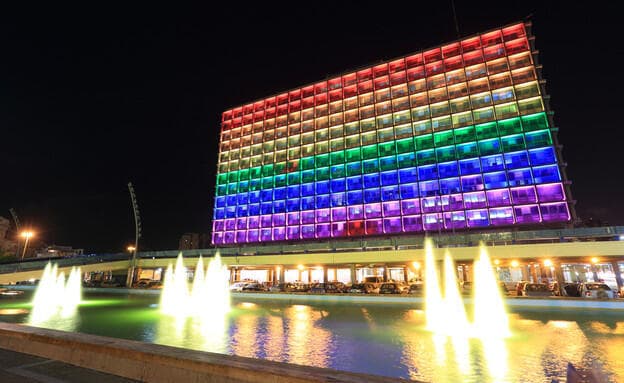 בניין עיריית תל אביב מואר בצבעי דגל הגאווה