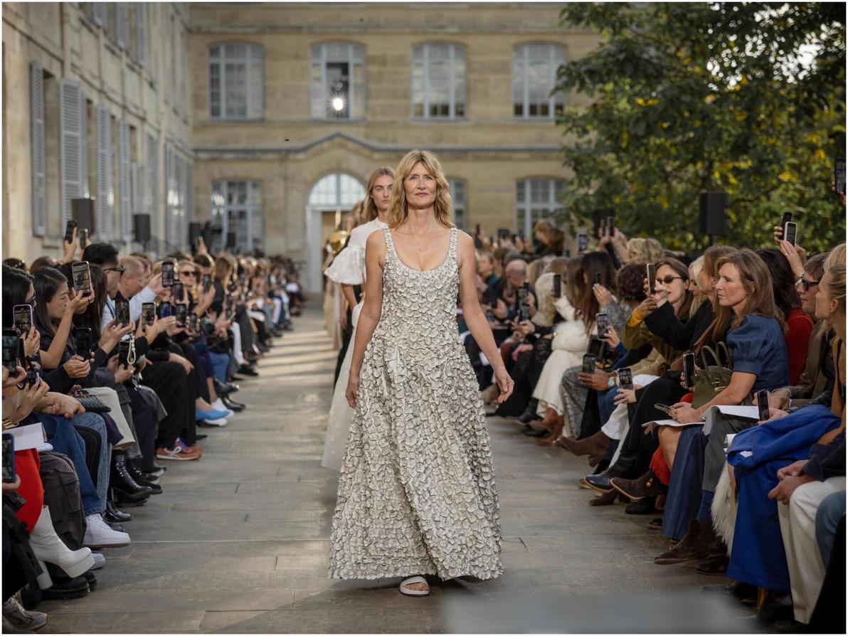 לורה דרן בתצוגת אביב-קיץ 2026 של גבריאלה הרסט