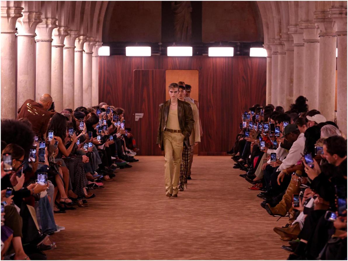 תצוגת אביב-קיץ 2026 של אקנה סטודיוס