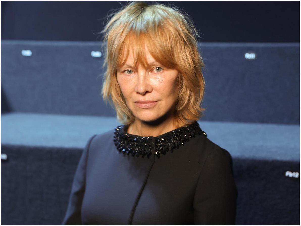 פמלה אנדרסון בתצוגת אביב-קיץ 2026 של ולנטינו